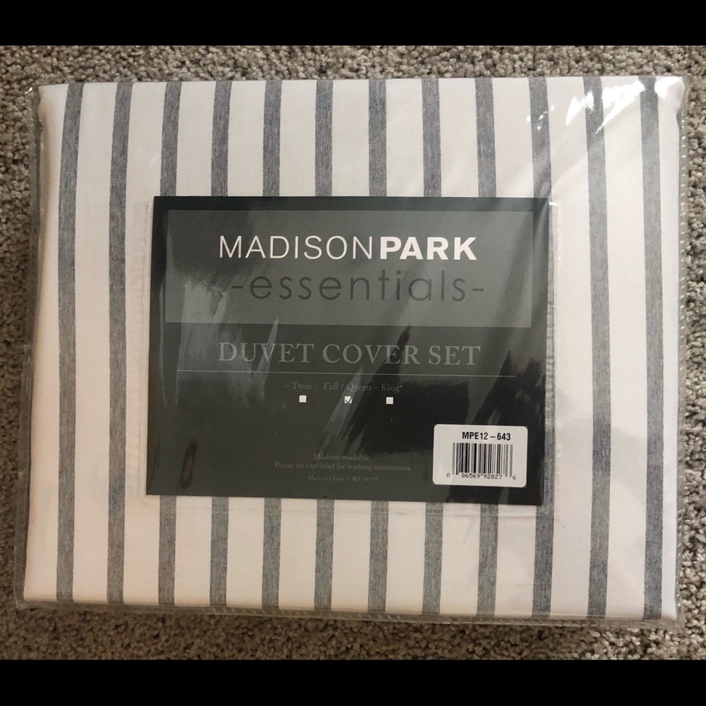 NWT full / queen duvet cover set; gray and white
